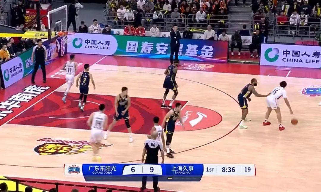 关于一支实力平均的篮球队伍成功逆转比赛的信息